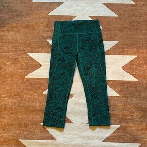 Lululemon size 6 capri black and aqua leggings